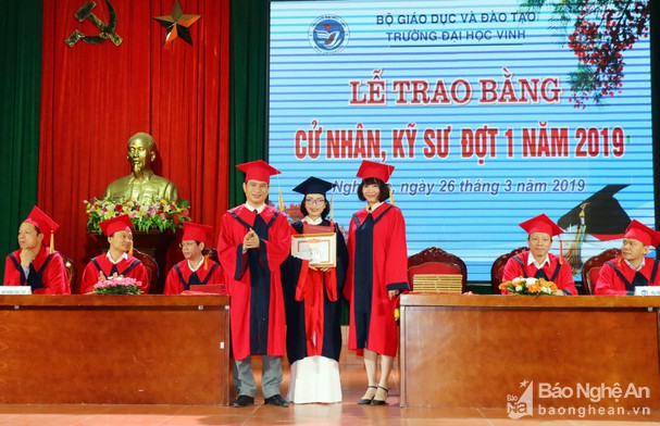 Lễ trao bằng tốt nghiệp Trường Đại học Vinh