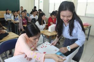 Sinh viên ký nhận bằng tốt nghiệp