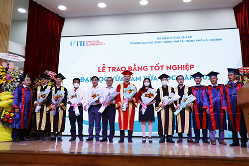 Lễ trao bằng tốt nghiệp Trường Đại học Giao thông Vận tải TPHCM năm 2022